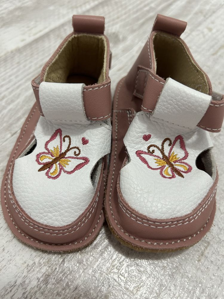 Papucei din piele pentru bebelusi