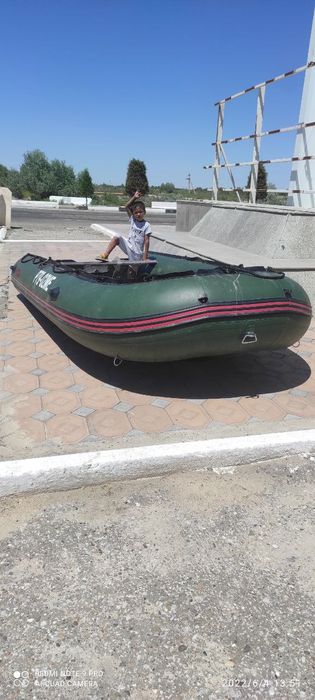 Лодка с мотором.