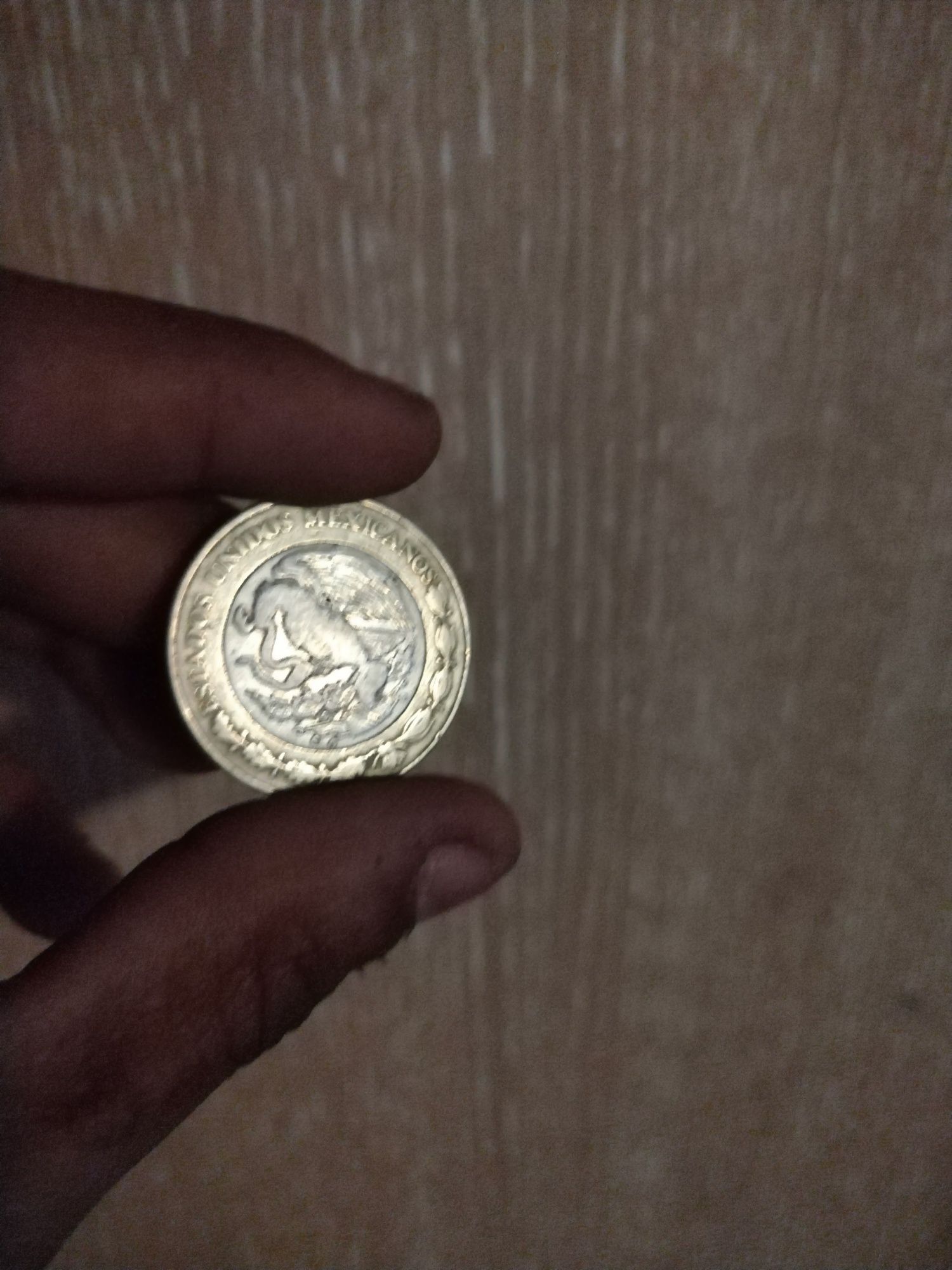 Vând moneda regina Elizabeth