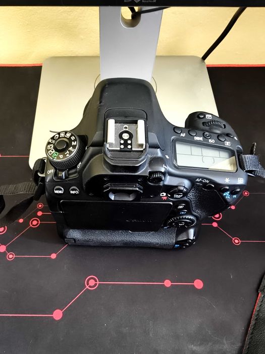 Продавам фотоапарат APS-C Canon EOS 80D