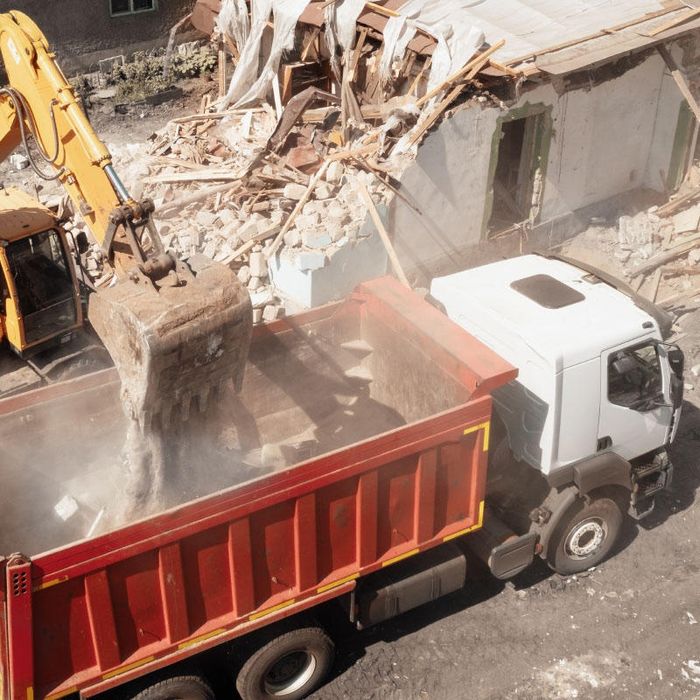 Serviciul de colectare moloz se refera la ridicarea molozului direct