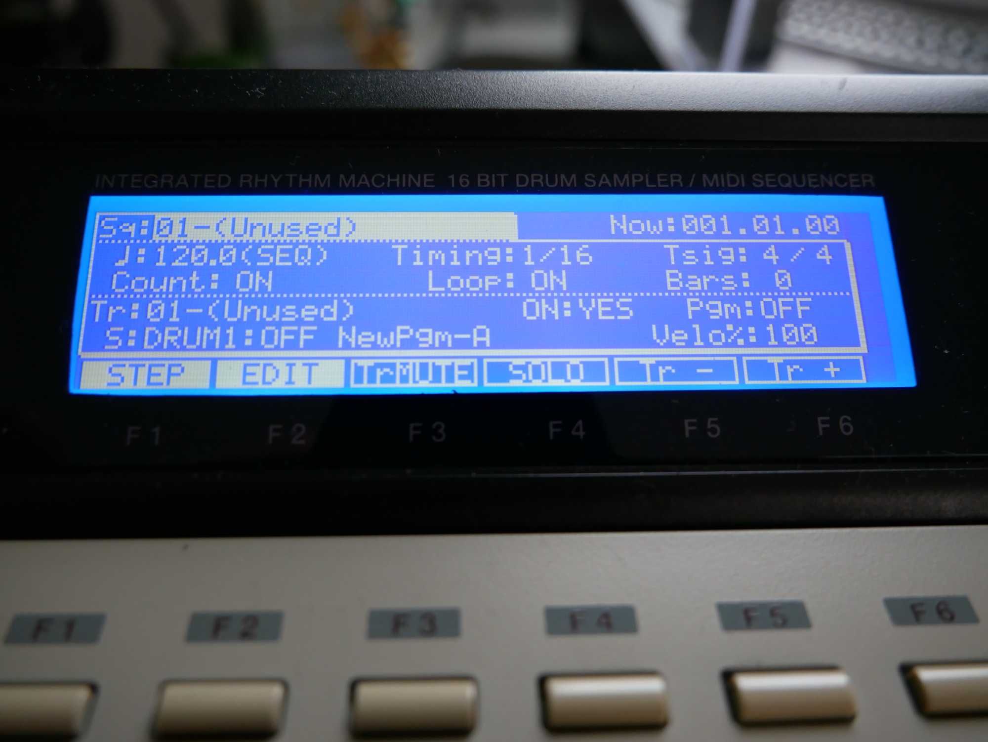 MPC 2000XL / 8 OUTS /MS / SD / SM / CF Drive / Drum Machine / Sampler