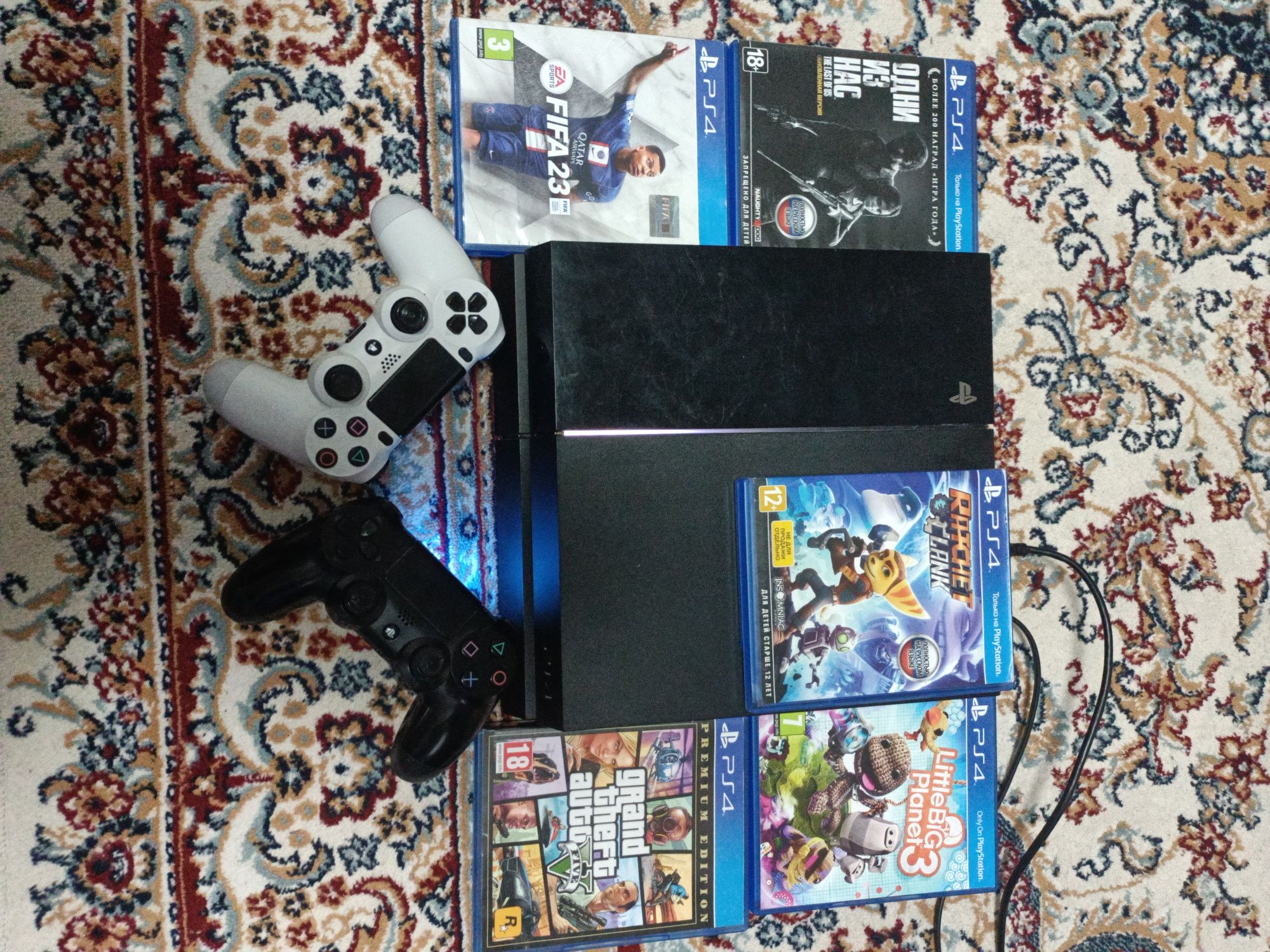 PS4 в хорошем состаяние