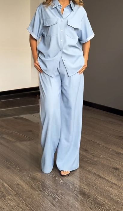 Женский костюм - брюки и рубашка