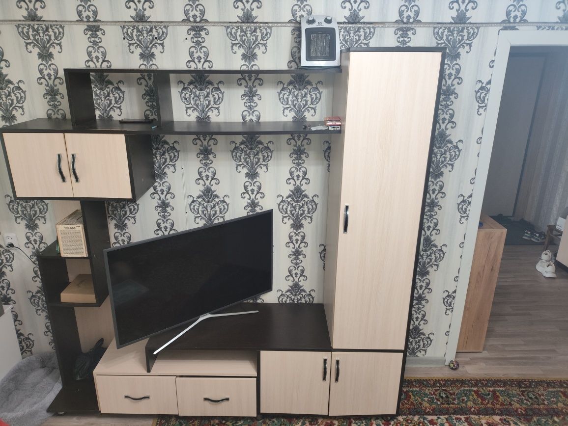 Продам диван, прихожую, горку.