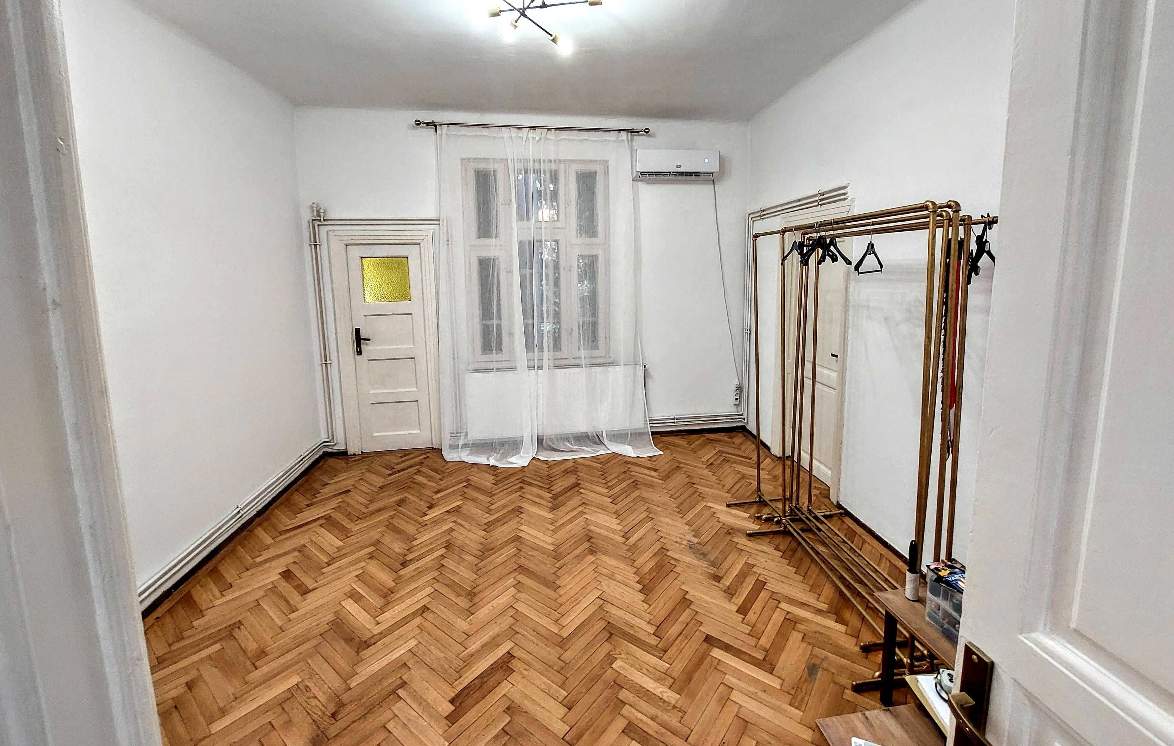 Ap in vila pretabil cabinet/birou/firma Cantemir-Budapesta, Proprietar