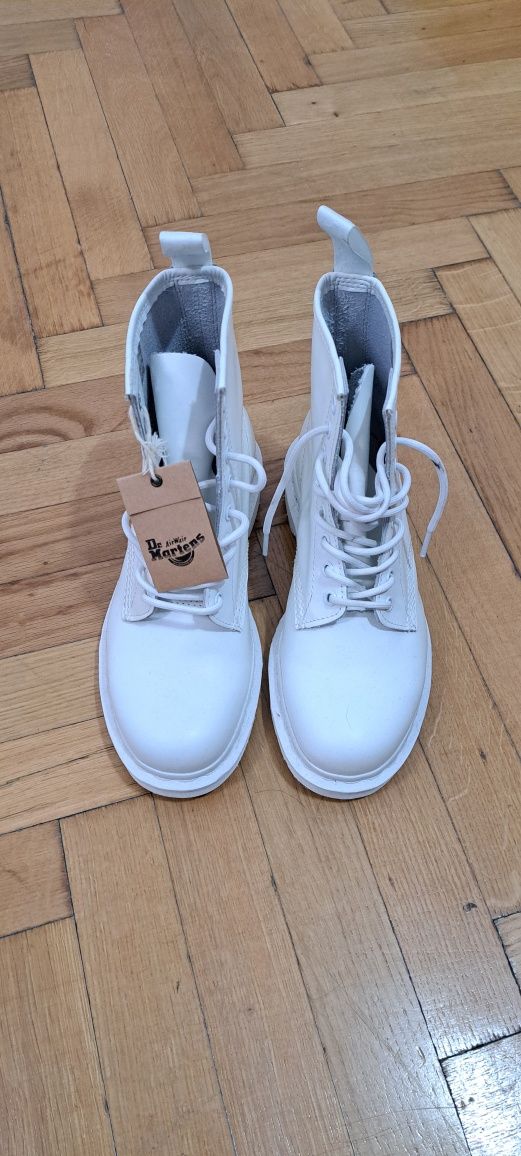 Bocanci Dr.Martens 1460 autentici, NOI in cutie, piele naturala, 40