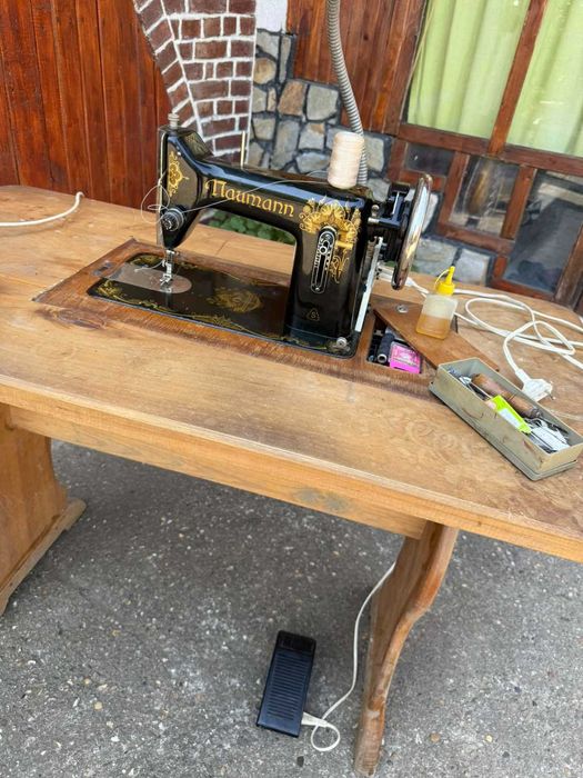 Ретро шевна машина Naumann, модернизирана на ток.