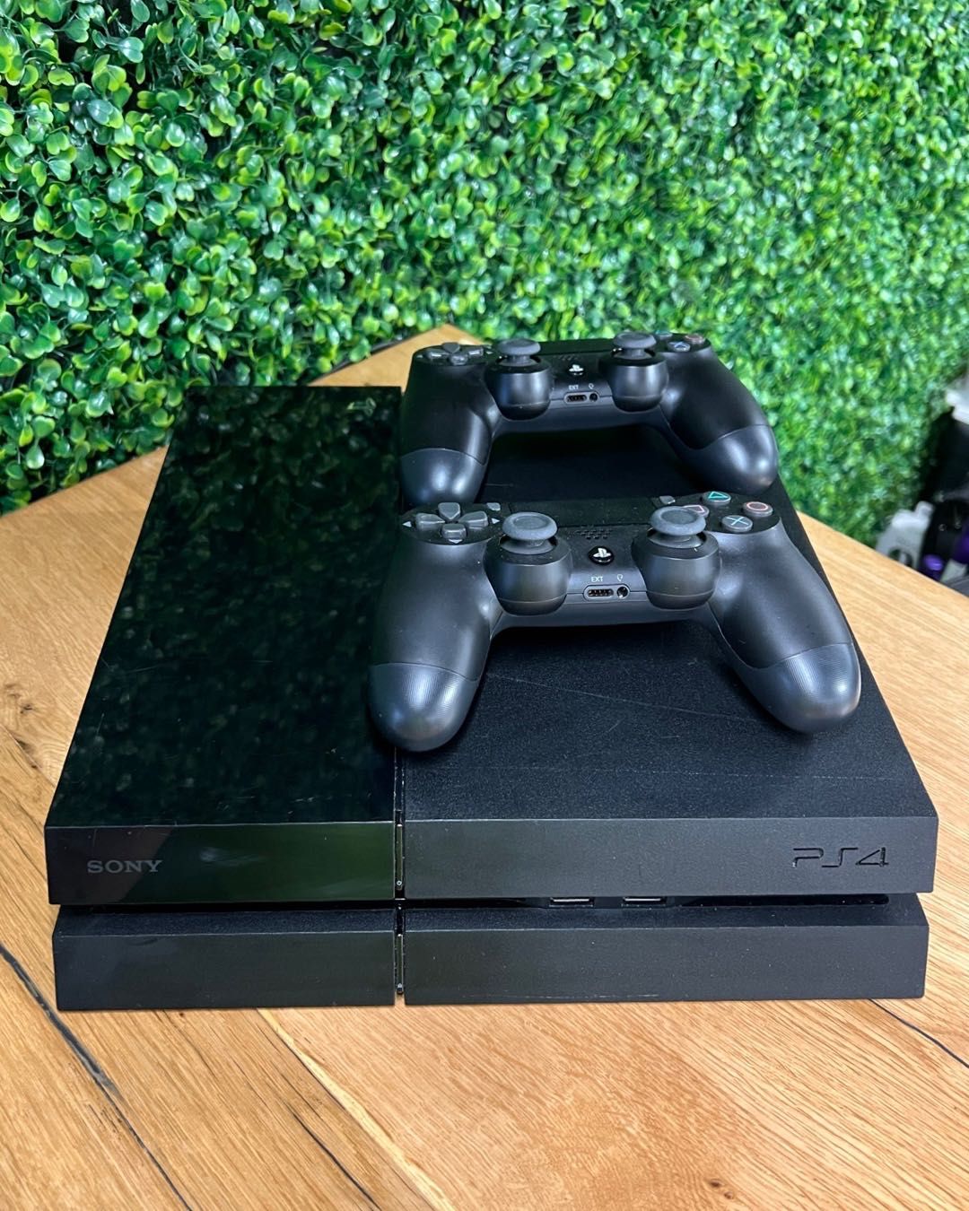 PlayStation 4 500GB - 2x controller