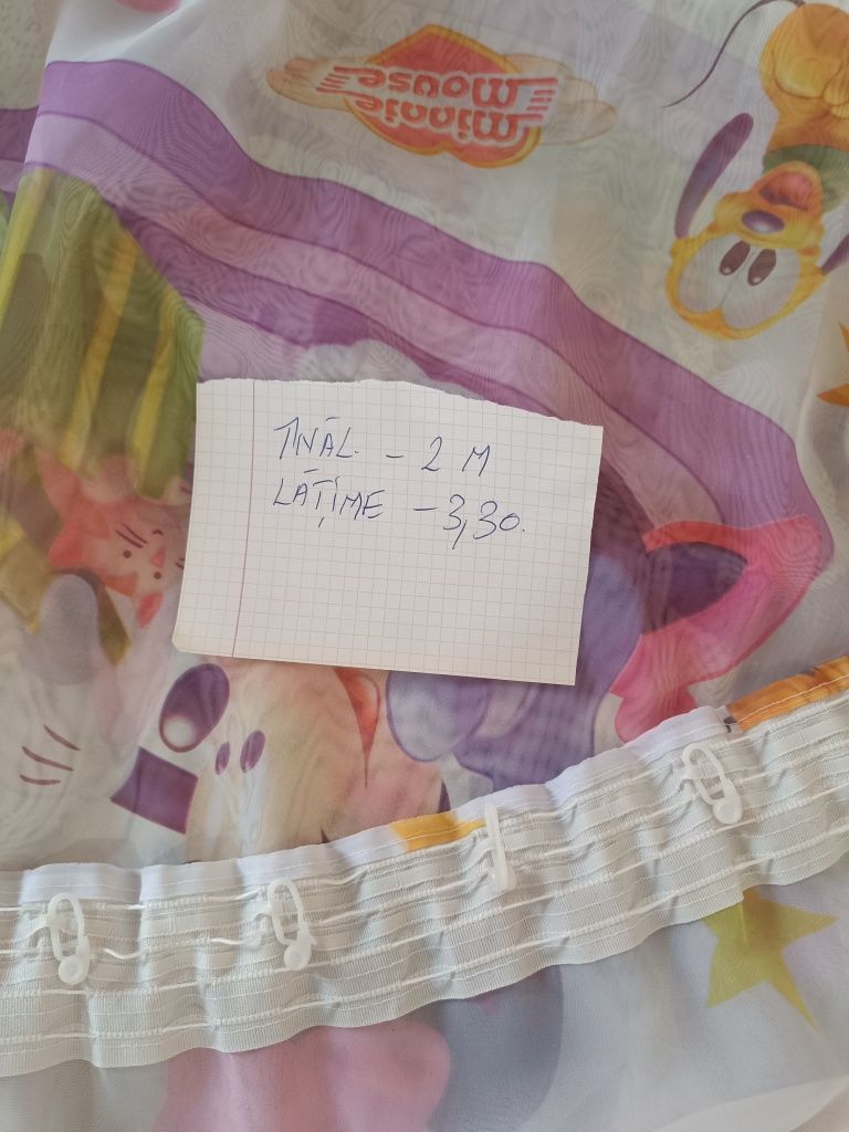 Perdea copii data de pus la geam