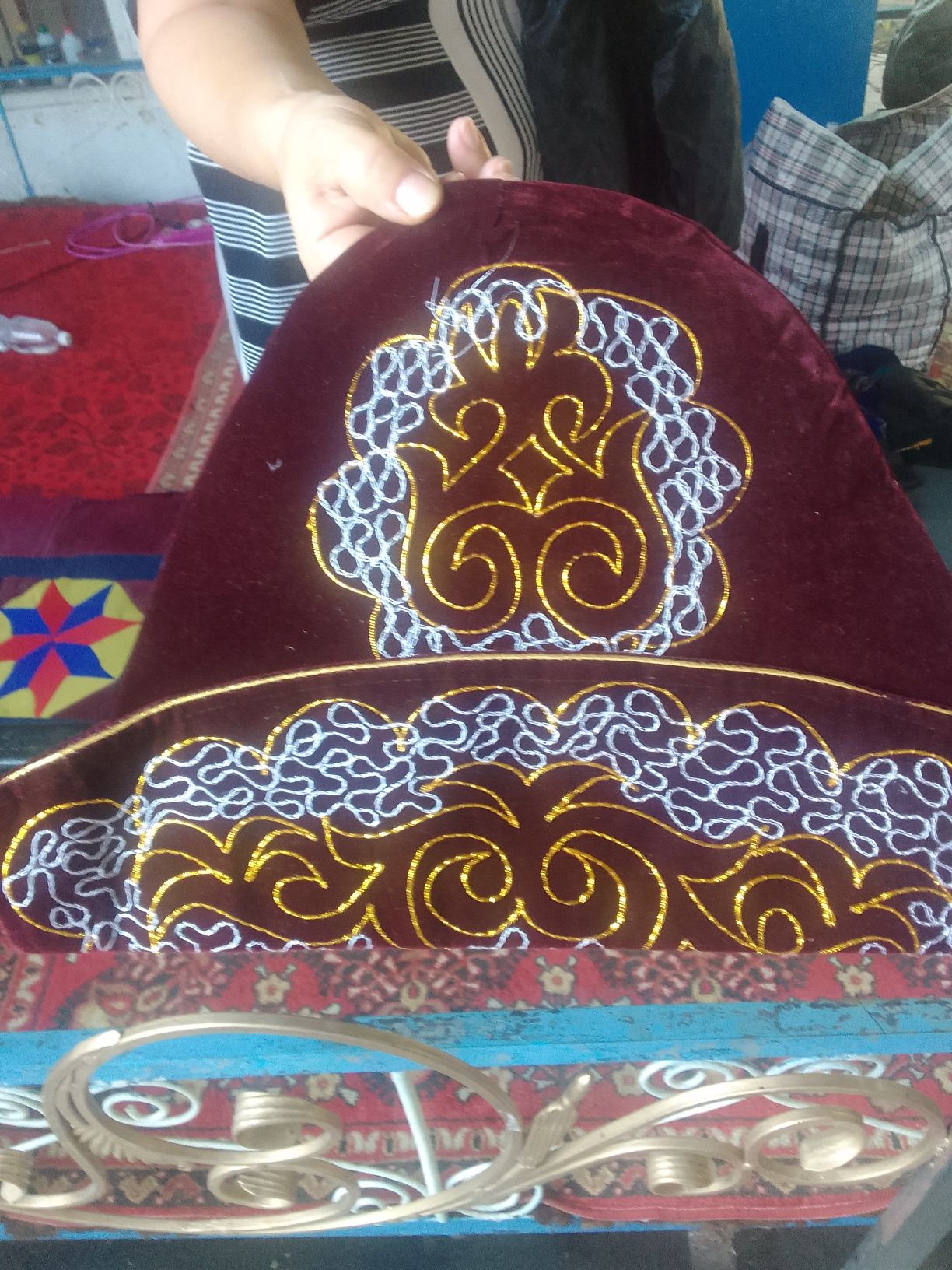 Шапандар костюм шалбар бәрі киттің заттары.