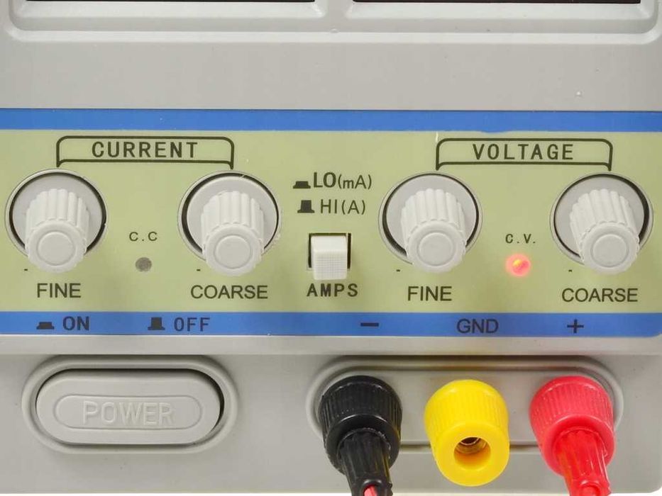 Захранващ блок WEP PS-305D-II 30V 5A с превключвател Hi (A)/Lo (mA).