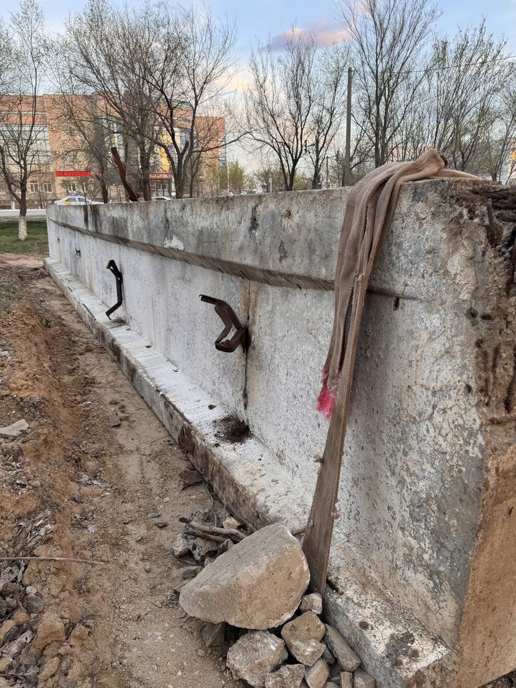 Продам фундамаментную балку 12 м в длину, в высоту 1,4 м.