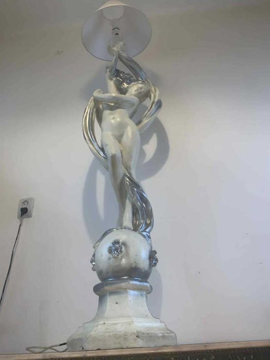 Veioza de podea statuie