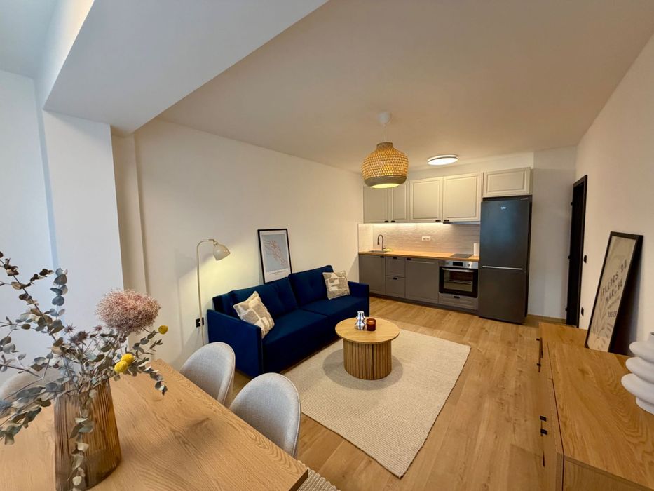 Продавам изцяло източен двустаен апартамент в кв. Младост 1, блок 70