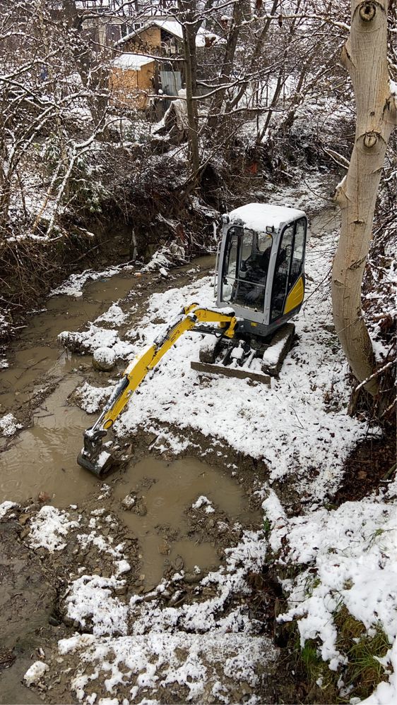 Închiriez miniexcavator diverse lucrări.