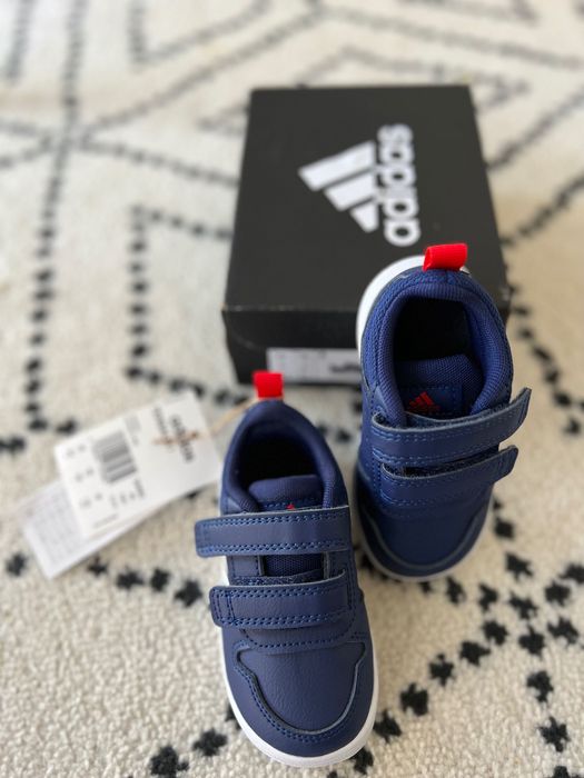 ADIDAS НОВИ затворени обувки, размер 20