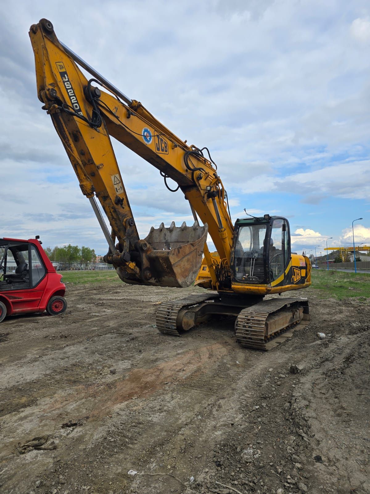 Închiriez buldoexcavator, miniexcavator,bobcat..