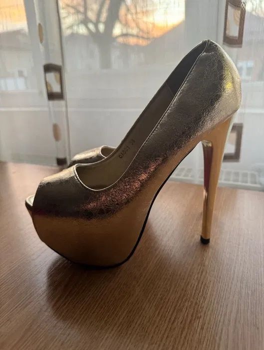 Pantofi aurii cu toc
