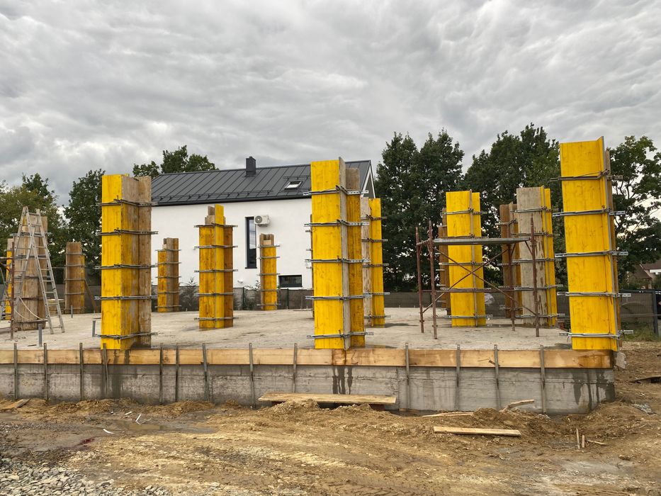 Case la rosu de la 75e/mp, garduri, zid sprijin,finisaje, etc.