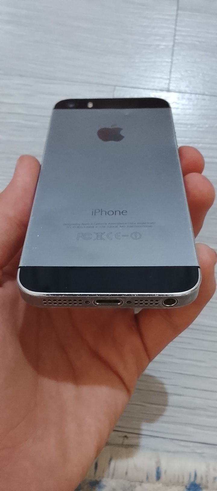 iPhone 5S блушный продам на запчастии но сам экран не работает