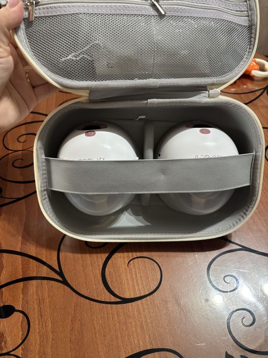 Две помпи за кърма- hands free - Momcozy M5 - Помпа за кърма