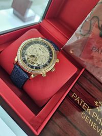 Продам золотые часы Патек Филип 585 пробы с ремешком из кожы ската