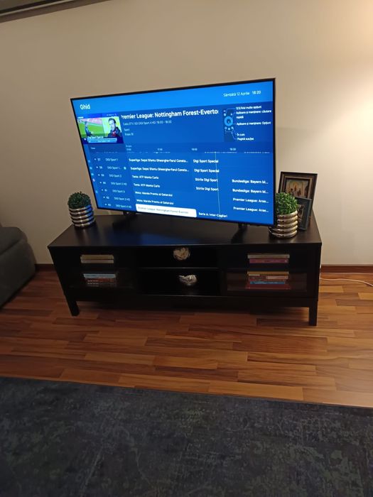 set comoda + masuta neagra cu blat de sticla