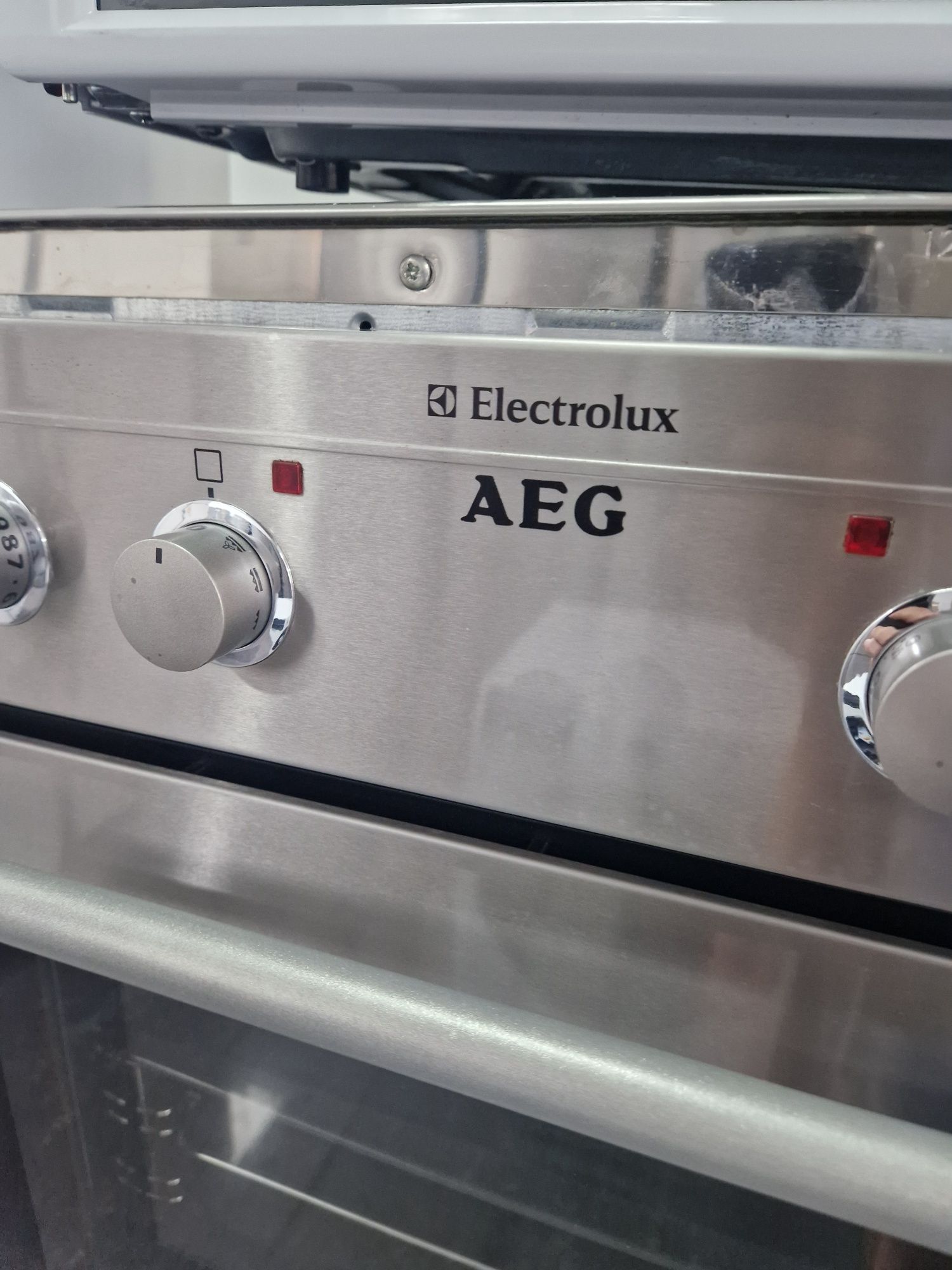Фурна за вграждане с котлони Aeg
