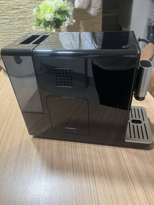 Vand espressor automat cu boabe slim negru argintiu