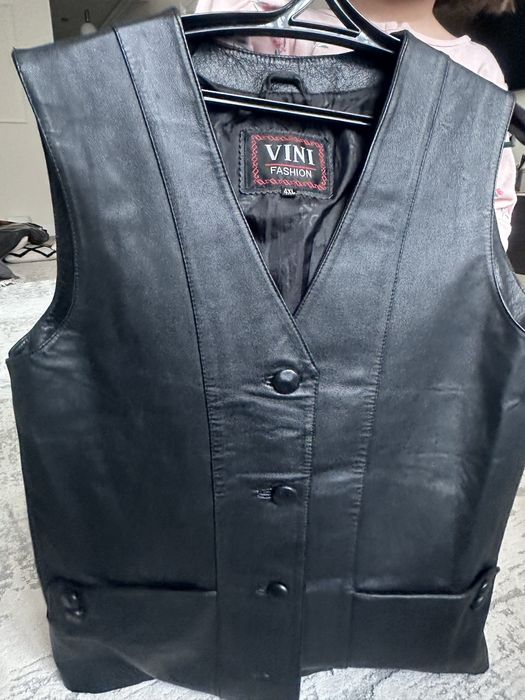 Кожаная черная жилетка