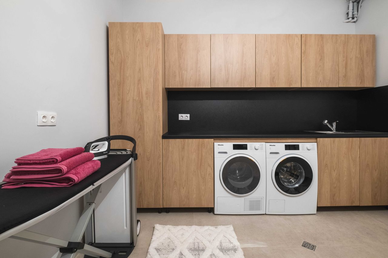 Продава се Къща в София, Център - 460 кв.м за 2714 €/кв.м - Снимка #15