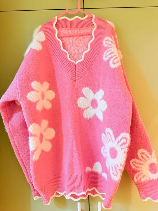 Розов пуловер с цветя