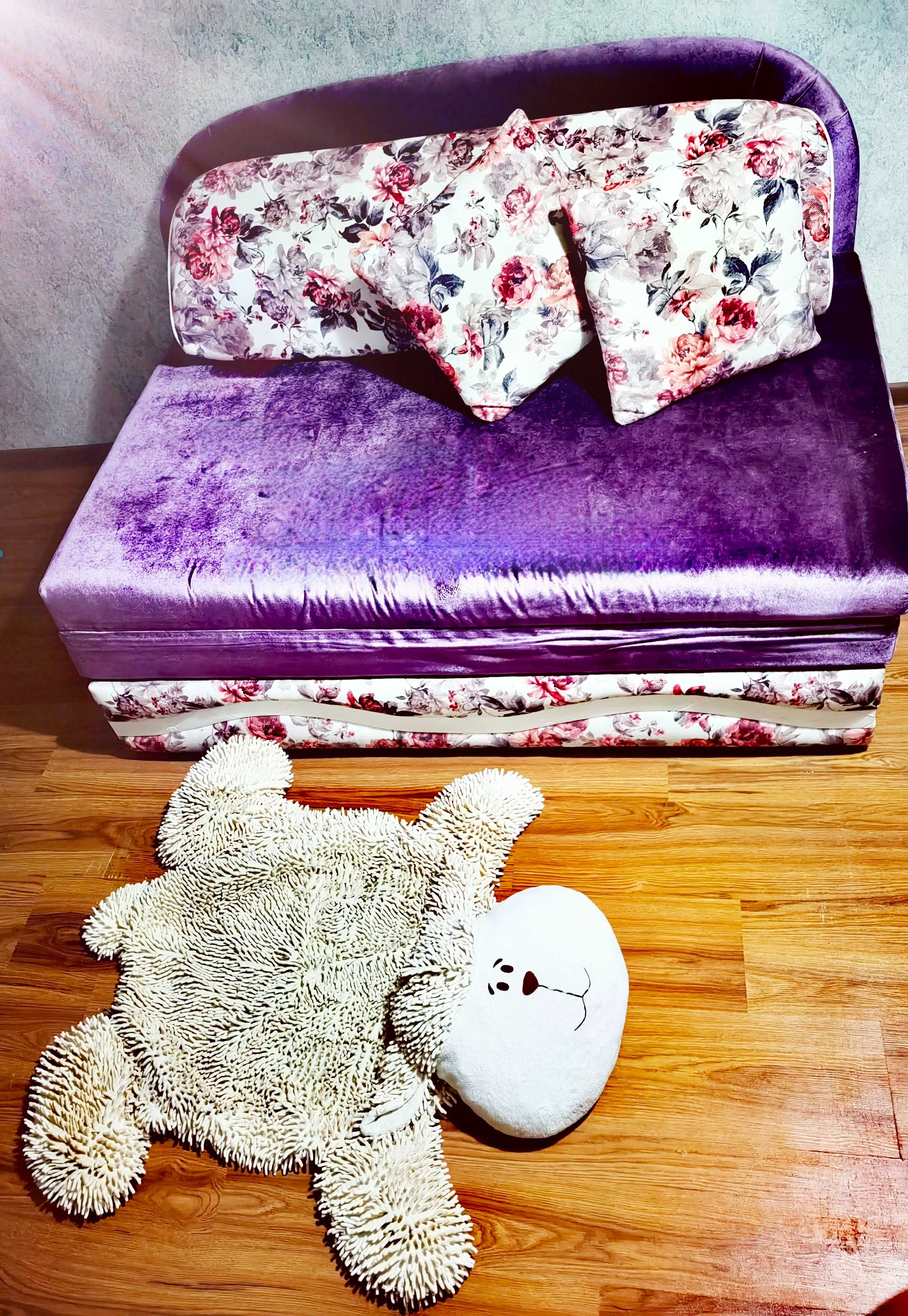 Продам диван яркий красивый