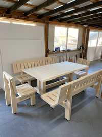 Дървена маса със пейки и столове