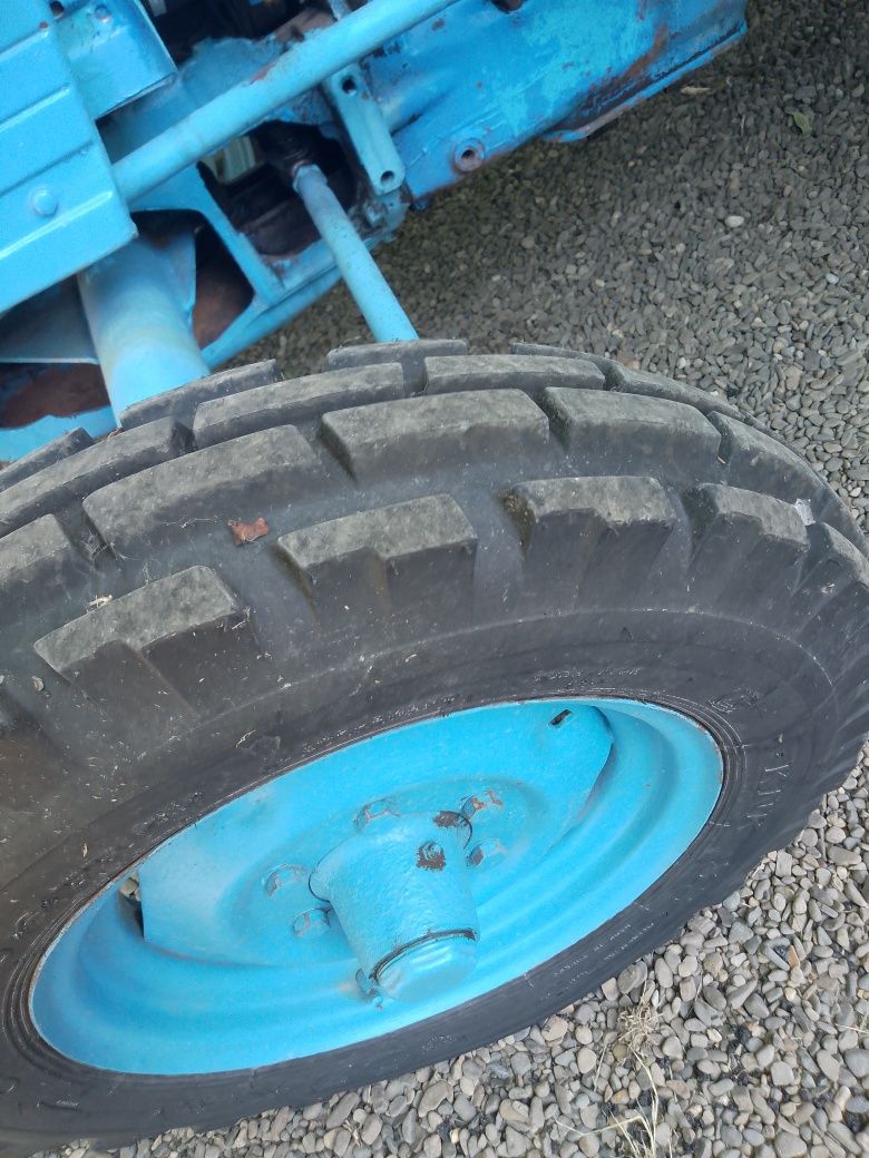 Pentru vânzare tractor plus utilaje