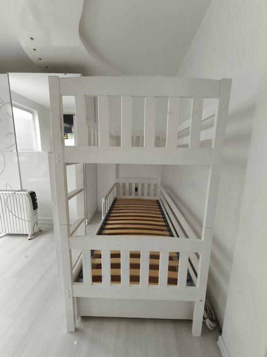 Бяло двуетажно легло за деца
