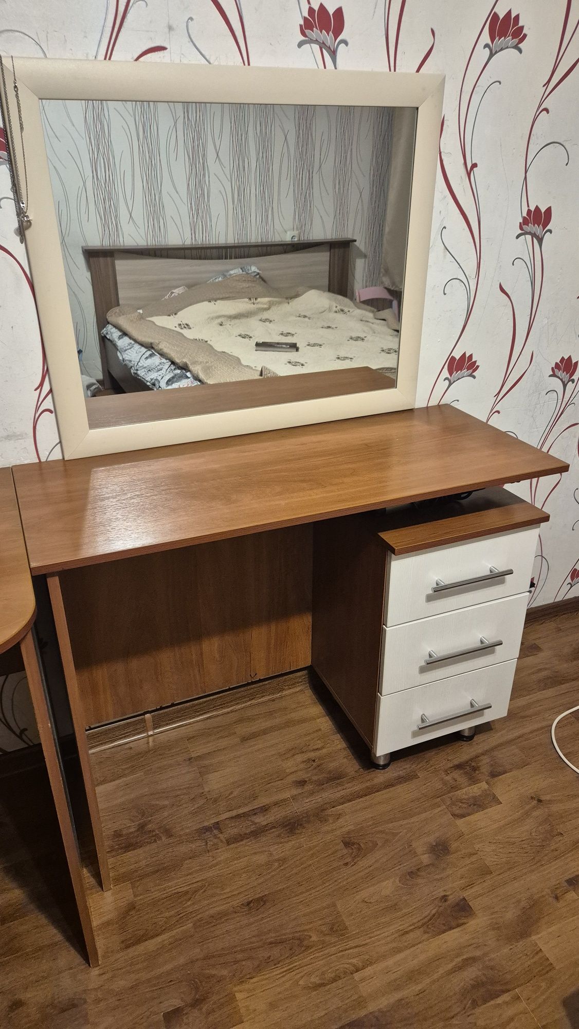 Продам двухспальную кровать с матрасом и два столика.