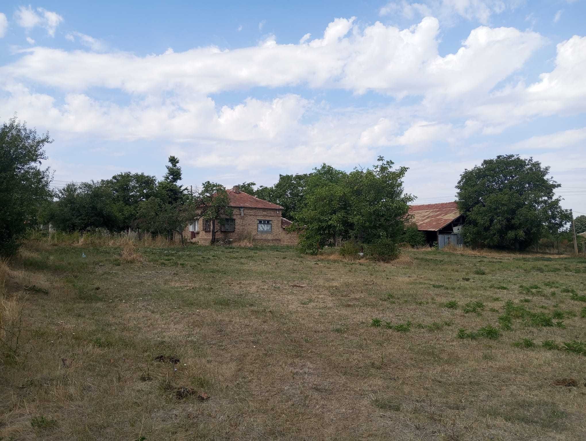Продавам къща със дворно място
