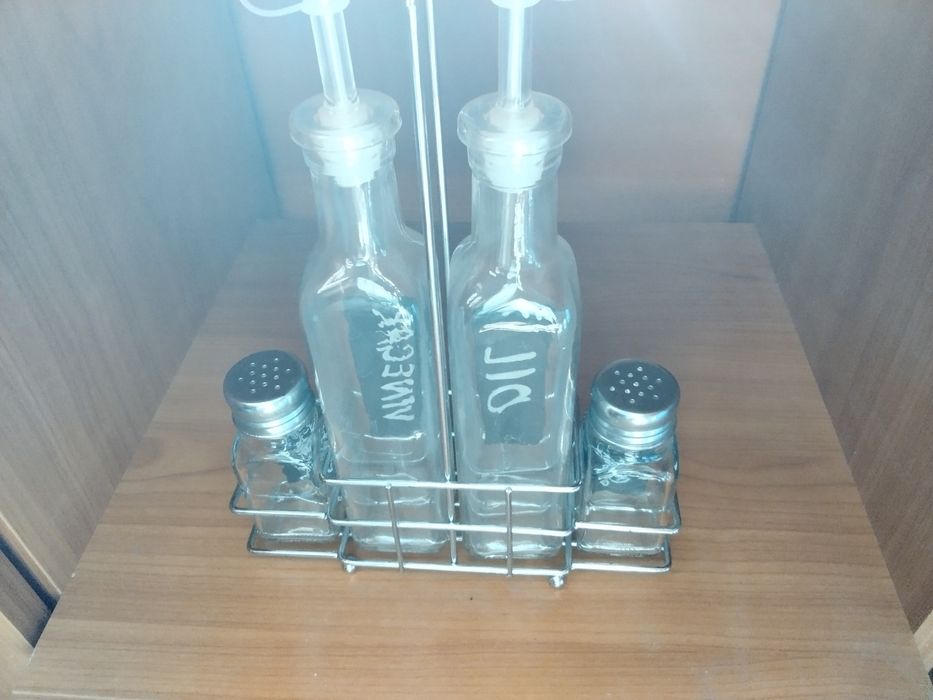 Чисто нов- комплект за маса, не използван изобщо с оригинална стойка