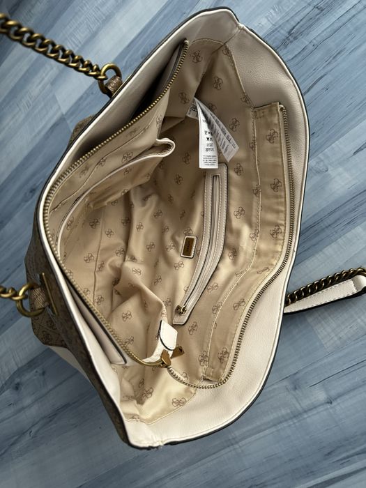 Geanta mare de umar  Guess impecabila