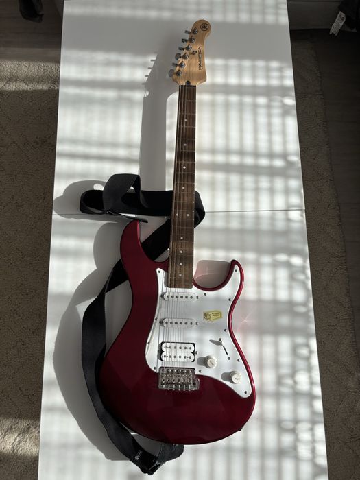 Електрическа китара Pacifica 112j комплект с усилвател, кабел и калъф