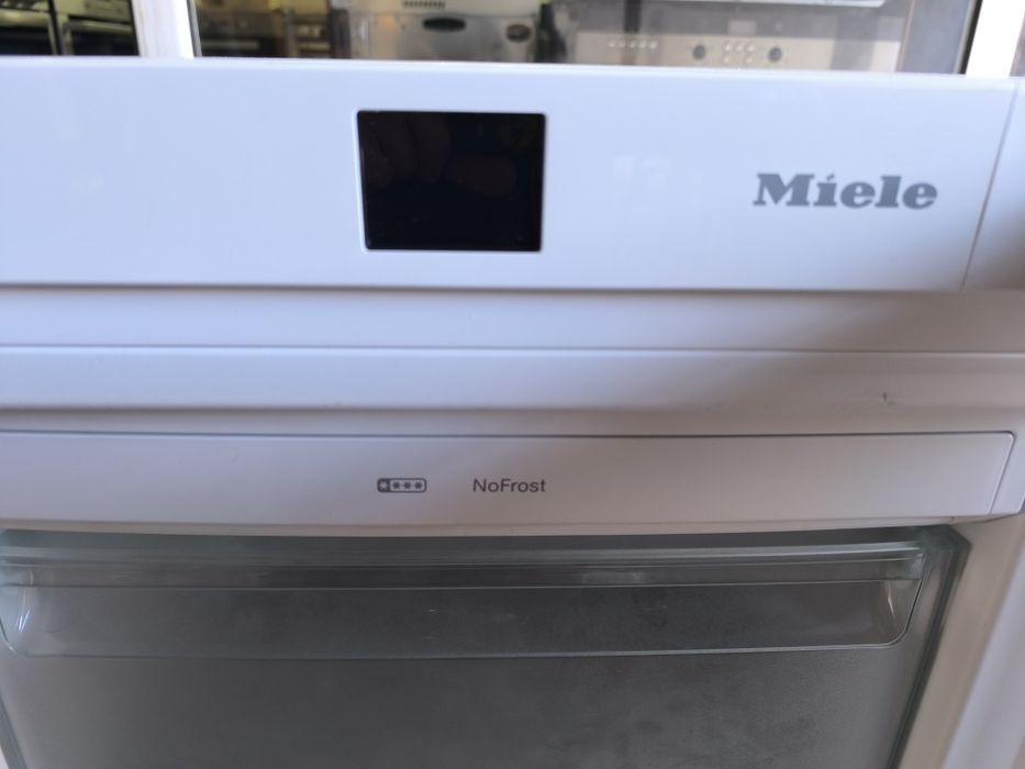 Фризер Miele FN 22263 ws - 194 литра.