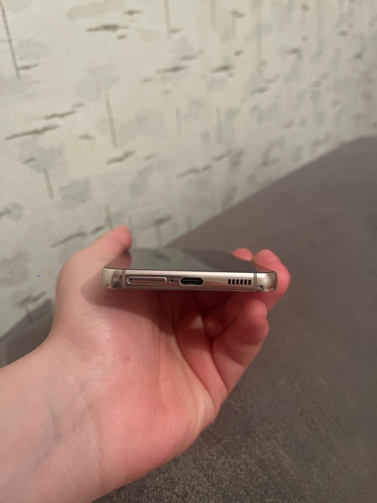 Samsung S22 в розовом цвете