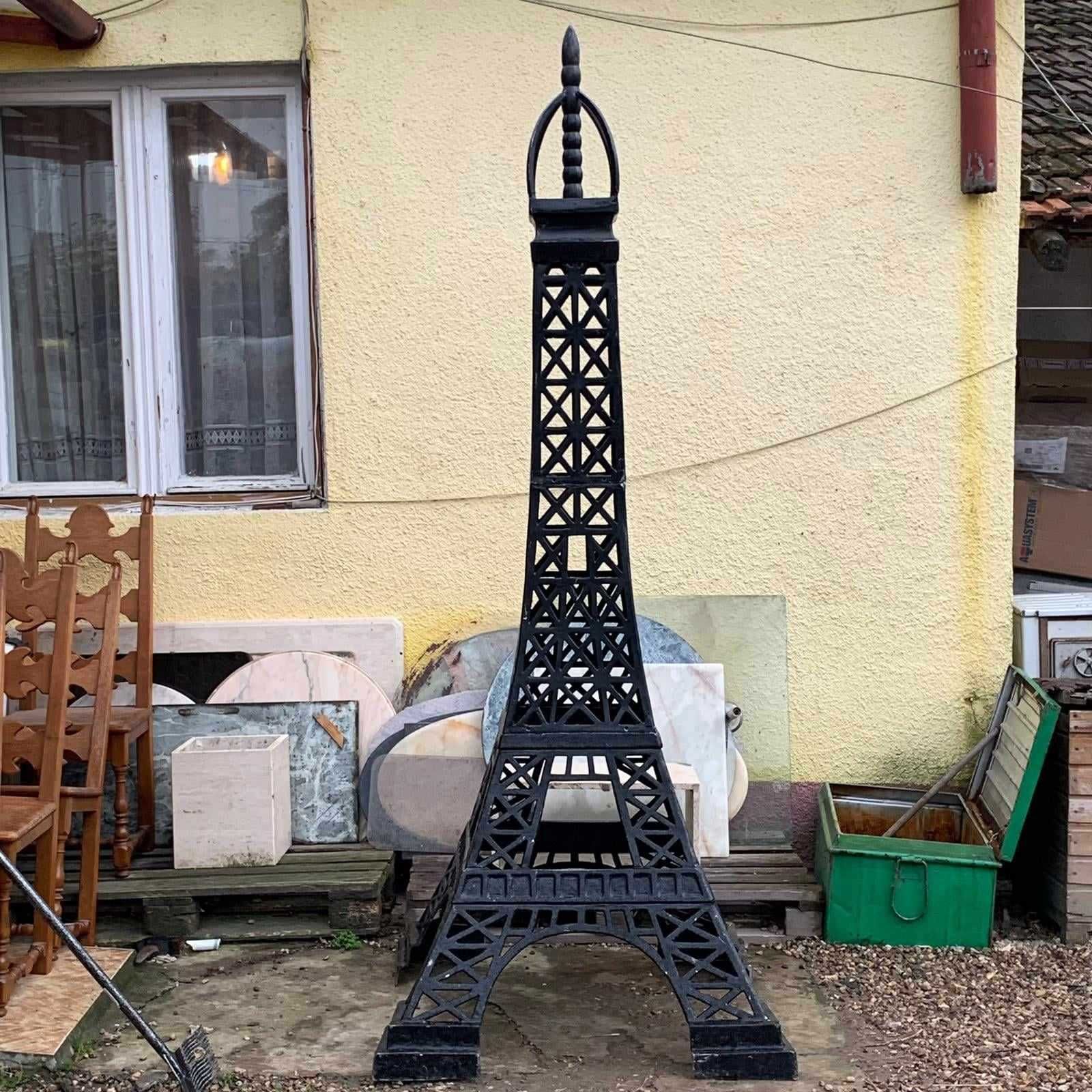 Turnul Eiffel                        .