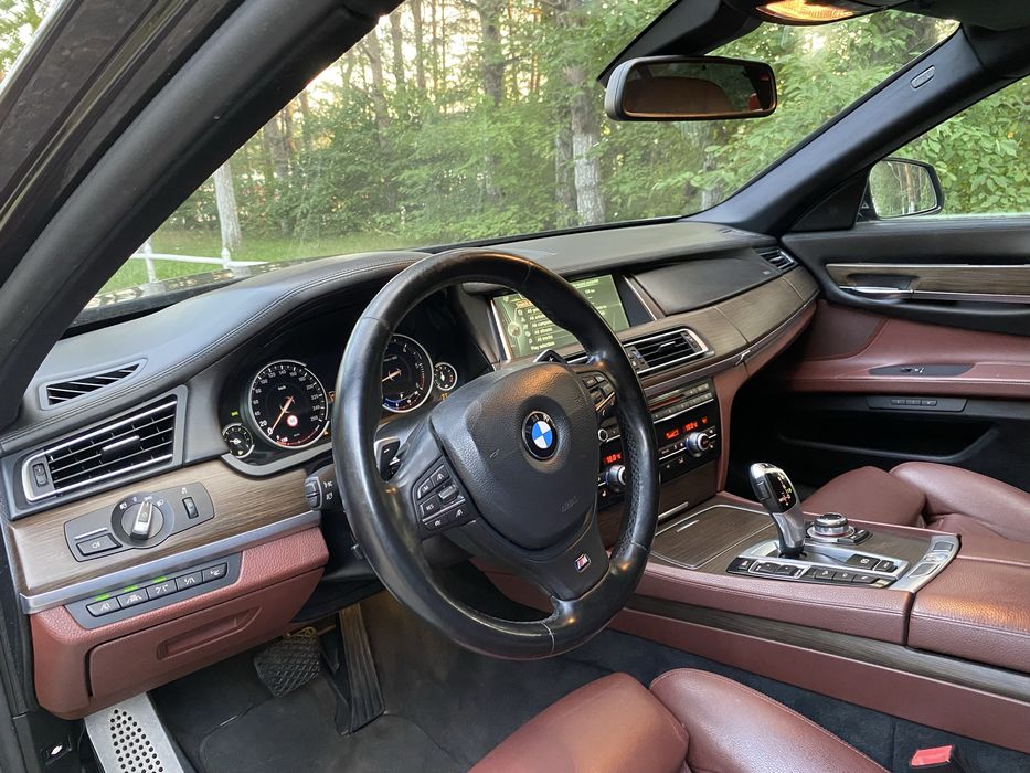 Bmw 750D 5butoane pachet M