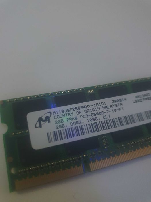 Vând Stickuri 2 memorie RAM 2GB,DDR3,50Lei bucata.