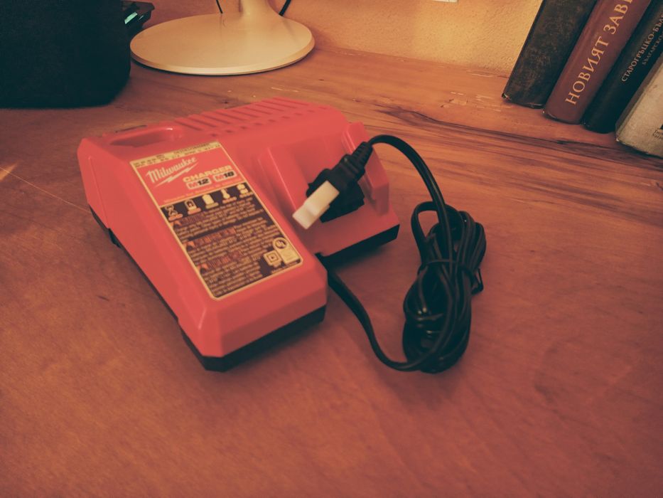 Milwaukee зарядно устройство