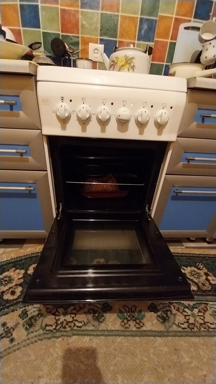 Продам электро плиту, стол раскладной и диван тахта
