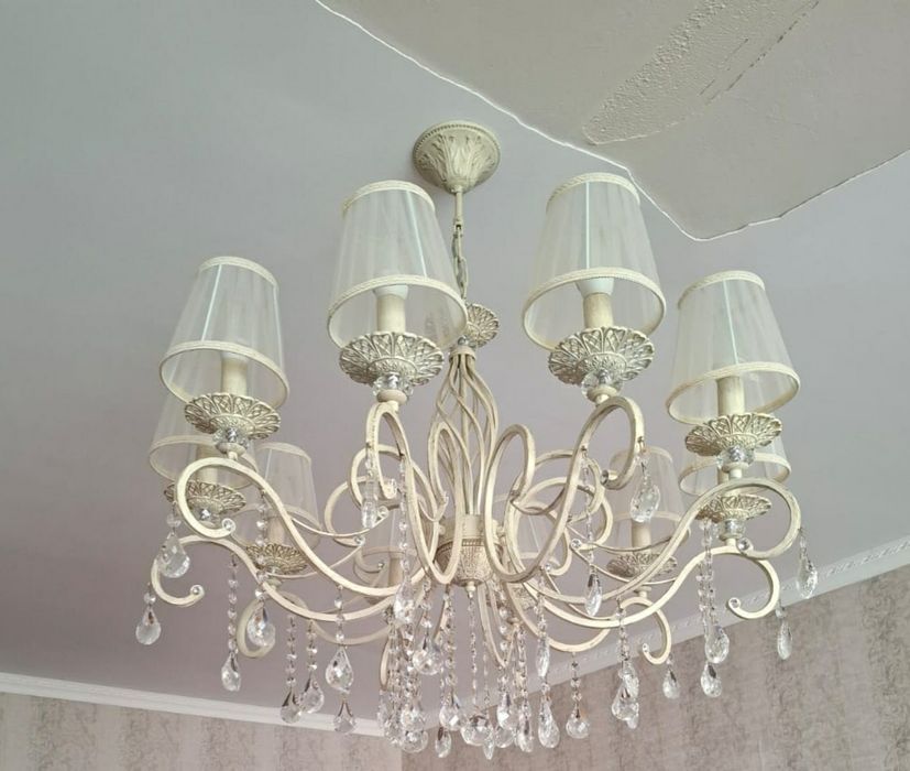 Продам  большую  люстру гостиная в отличном состояний